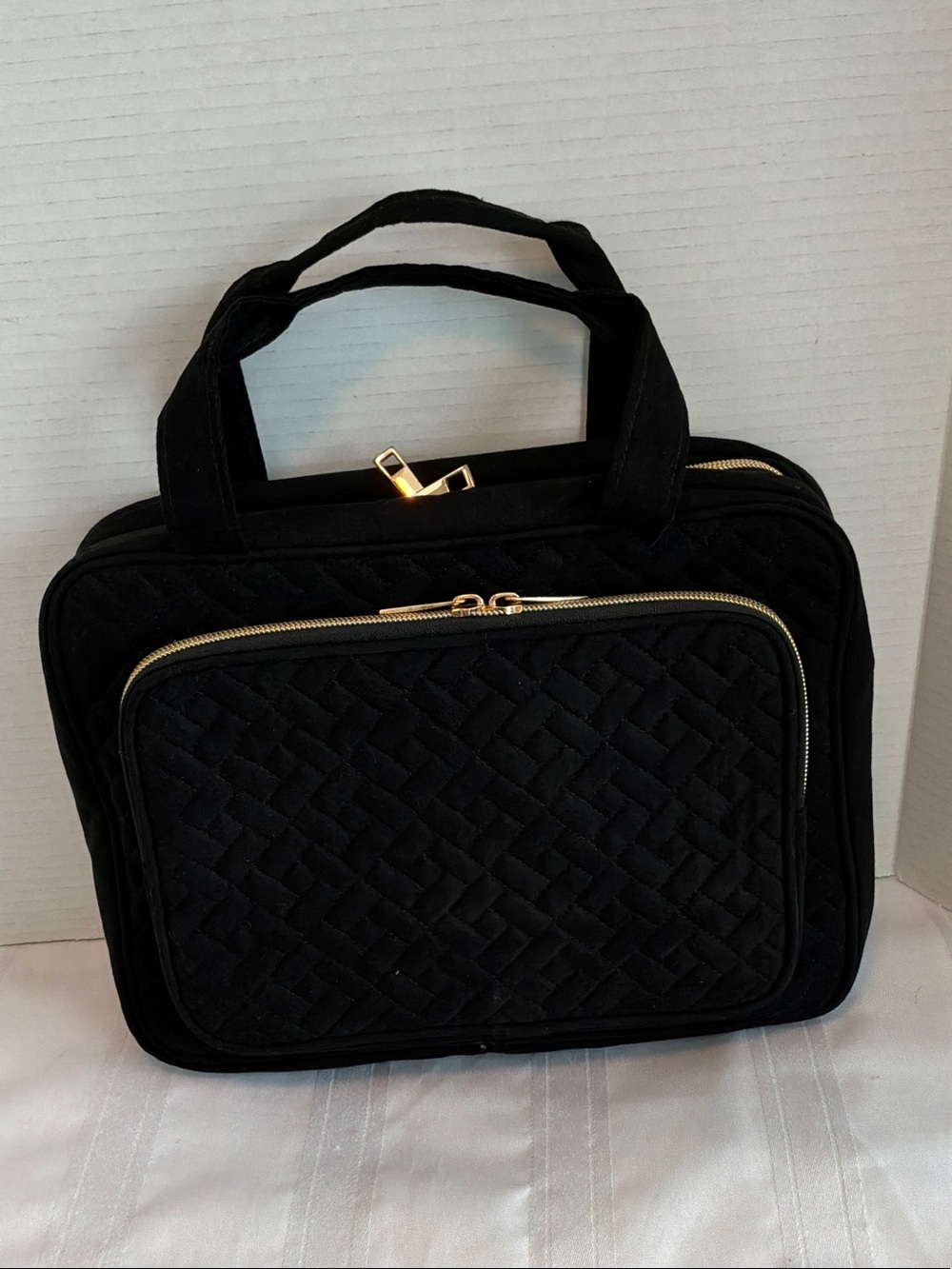 Black Quilted Travel toiletries & cosmetic organizer bag top handle clean